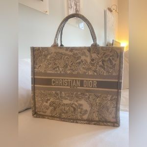 Dior
Book Tote Oblique Canvas Large